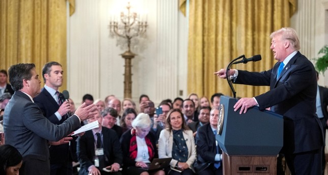 ترامب يحاول إسكات مراسل شبكة سي إن إن، جون أسوستا، خلال مؤتمر صحفي بالبيت الأبيض- EPA