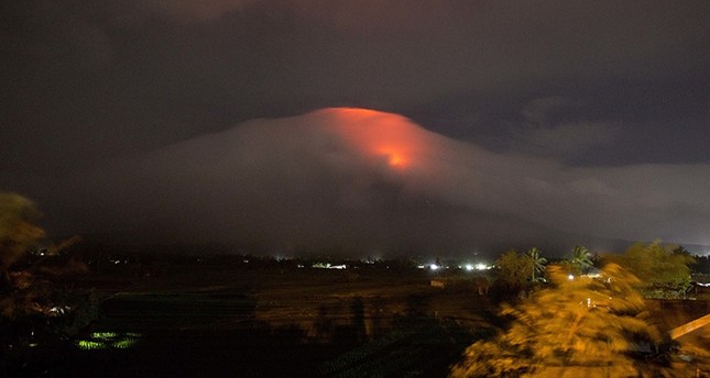 بدء قوران بركان مايون AP