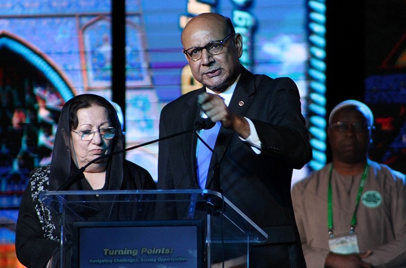 Khizr (R) and Ghazala Khan (L), speak at the Islamic Society of North America's annual convention, billed as the largest assembly of Muslims in the US and Canada, on Sept. 3, 2016 in Rosemont, Illinois. (AFP Photo)