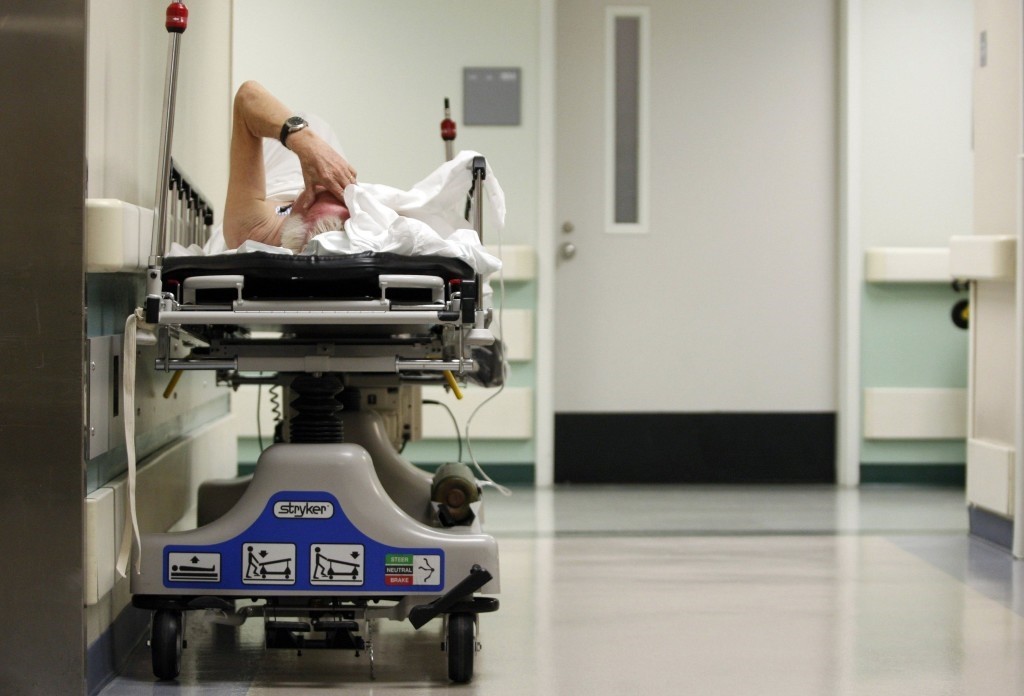 A patient waits in the hallway for a room to open up in the emergency room at Ben Taub General Hospital in Houston, July 27, 2009. (REUTERS Photo)