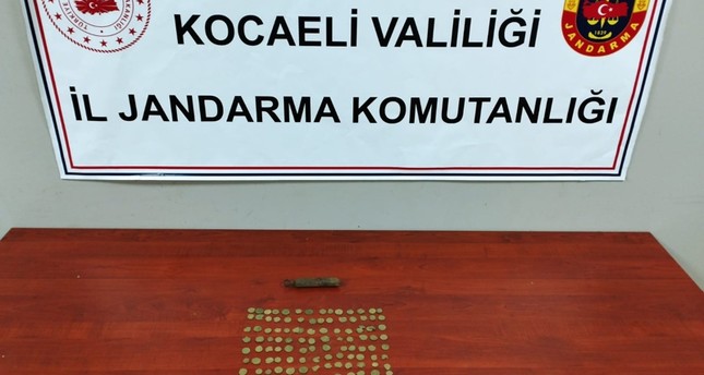 قوات الأمن التركية تضبط 133 عملة أثرية وتمثال معدني في ولاية قوجه إيلي شمال غربي تركيا الاأناضول