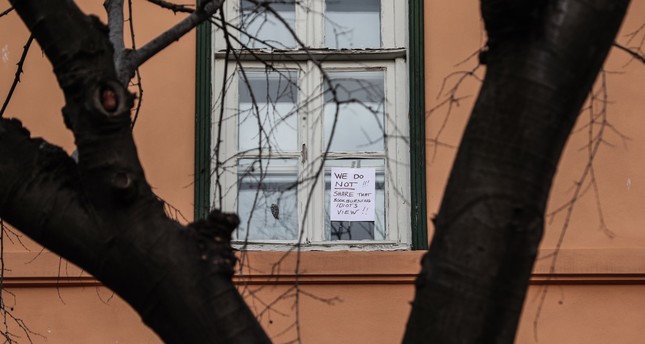 لافتة علقت على نافذة القنصلية السويدية في إسطنبول تقول نحن لا نؤيد وجهة نظر الغبي الذي يحرق الكتب! EPA