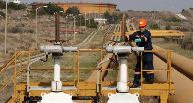 عامل يفحص صمامات الأنابيب المرتبطة بخزانات النفط في ميناء جيهان على البحر الأبيض المتوسط​​، على بعد حوالي 70 كيلومتراً من أضنة، تركيا، 19 فبراير/ شباط 2014 رويترز