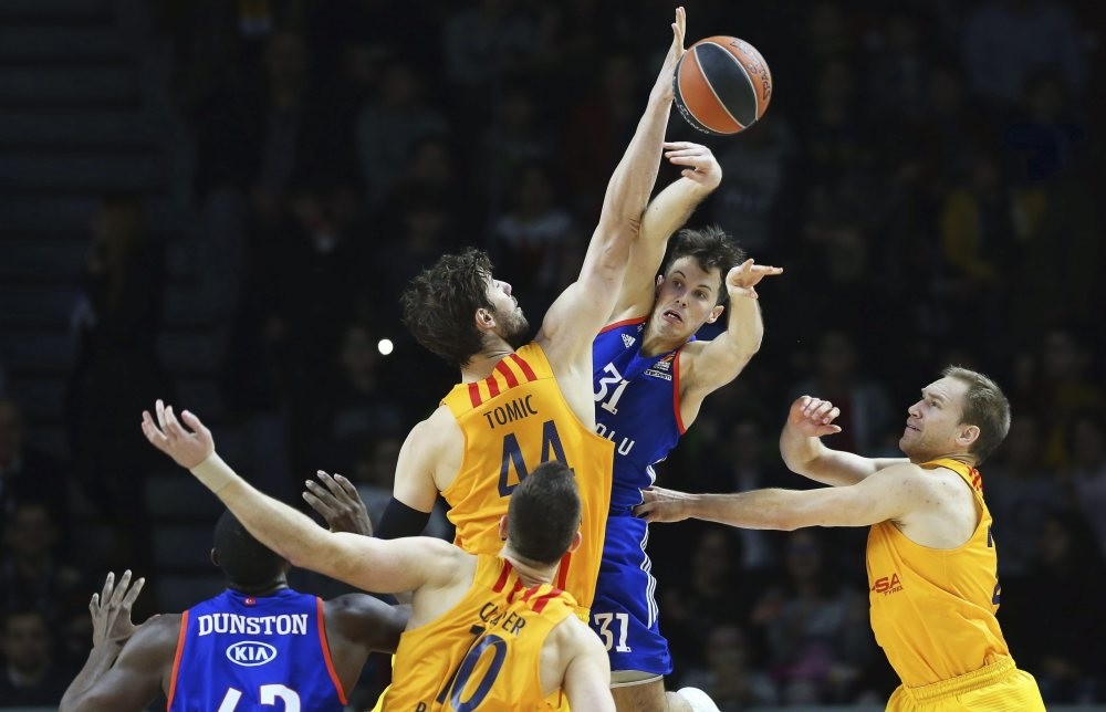 Barcelona's Ante Tomic (C-L) in action against Anadolu Efes' Thomas Heurtel (C-R) during the Euroleague basketball match, last year.