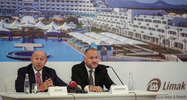 نهاد أوزدمير يسار الرئيس التنفيذي لشركة ليماك التركية