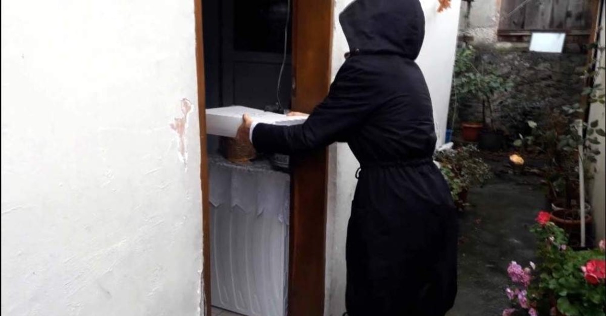 Istanbul's ,Robin Hood, sent wedding gifts to a woman who wanted to marry off her son via one of his fellow aides, seen in the photo dressed in black. (DHA Photo)