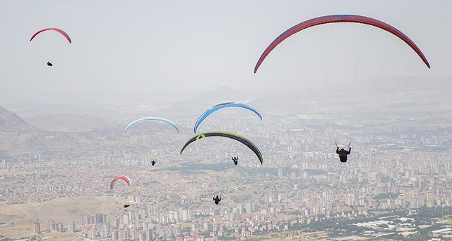 إقبال كبير من عشاق الرياضات الجوية على زيارة جبل علي وسط تركيا