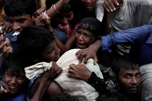 Rohingya refugees scuffle as they wait to receive aid in Cox's Bazar, Bangladesh September 24, 2017. (REUTERS Photo)