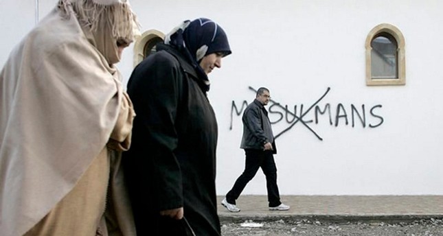 فرنسا.. قرابة نصف المسلمين تعرضوا للتمييز لمرة على الأقل في حياتهم