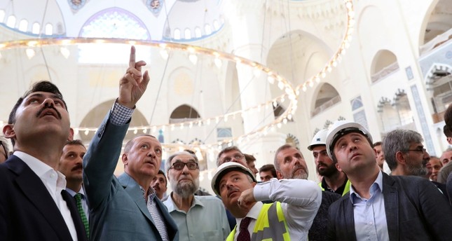 الرئيس أردوغان يتفقد أعمال بناء أكبر مسجد في تاريخ تركيا
