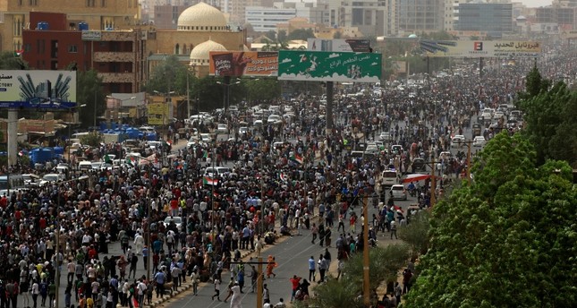 المحتجون يتظاهرون بالآلاف في مدن السودان ودعوة للتوجه إلى قصر الرئاسة