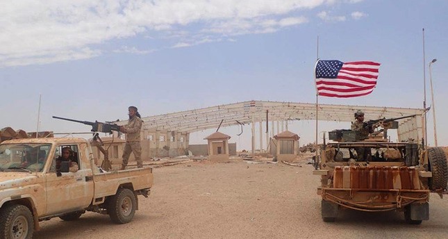 عربة عسكرية أمريكية بجانب أخرى لتنظيم ب ي د الإرهابي رويتزر