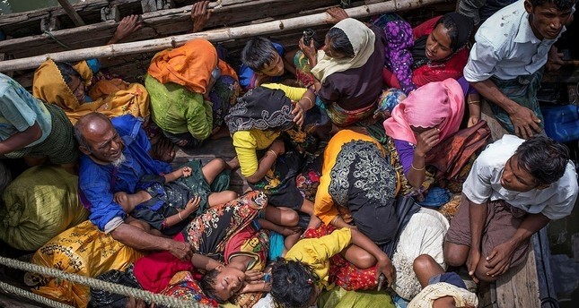 مجموعة من لاجئي الروهنغيا على متن قارب أثناء وصولهم بنغلاديش  وكالة الأنباء الفرنسية