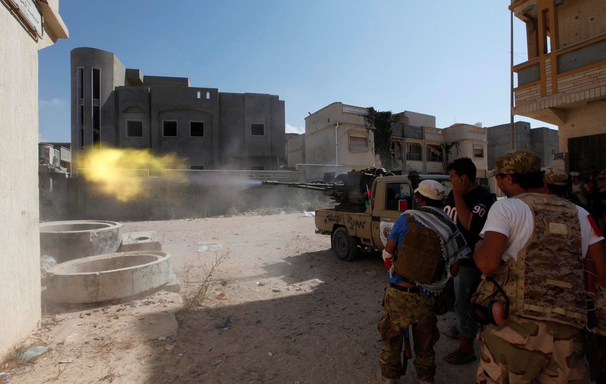 Members of Libyan forces allied with the UN-backed government fire a weapon towards Daesh militants in neighborhood Number One in central Sirte, Libya (Reuters Photo)