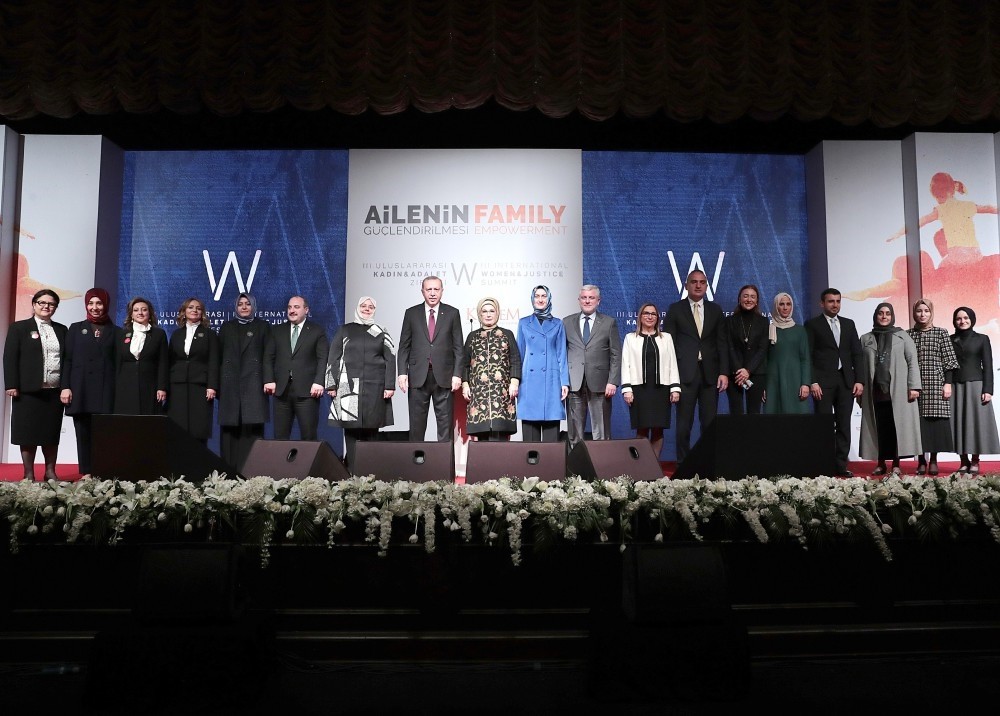 President Recep Tayyip Erdou011fan and first lady Emine Erdou011fan pose with participants and organizers at the summit.