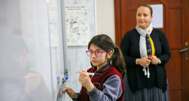 تلميذة تركية تريد أن تصبح عالمة في الرياضيات مستقبلا الأناضول