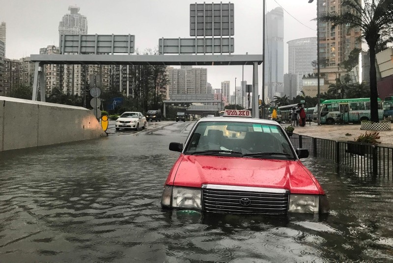 A taxi is abandoned in floodwaters during Super Typhoon Mangkhut in Hong Kong on September 16, 2018. (AFP Photo)