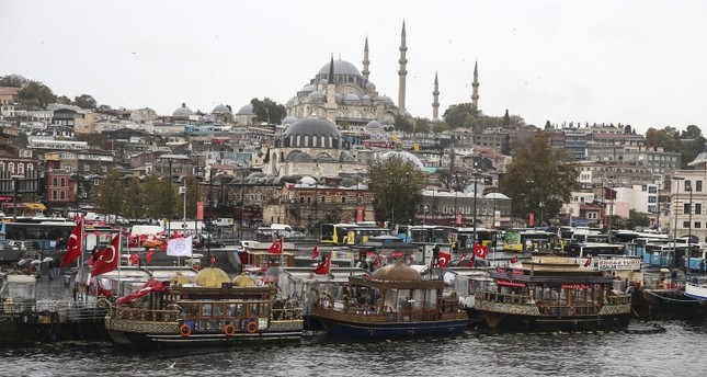 بائعو سندويش السمك في إمينونو جزء من هوية إسطنبول