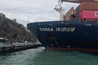 The freighter ship was towed to safety by tugboats after it ran aground near Rumelihisaru0131 neighborhood in Istanbul, Dec. 27, 2019 (DHA Photo)