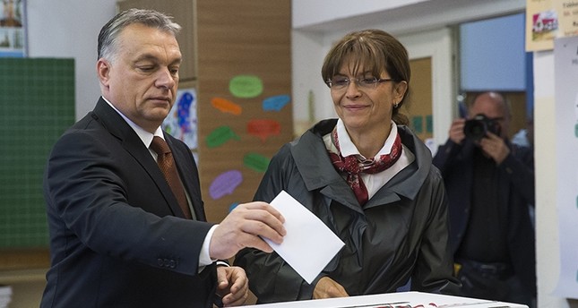 المجريون يدلون بأصواتهم في استفتاء شعبي حول قبول اللاجئين