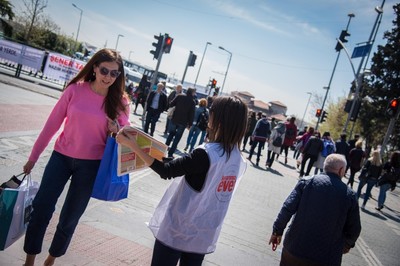An AK Party volunteer distributes ‘yes’ brochures in the Beşiktaş district of Istanbul, April 13.
