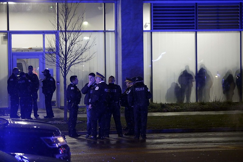 Chicago police officers stand outside the University of Chicago Hospital after Chicago police officer Samuel Jimenez was killed by a gunman in the line of duty Nov. 19, 2018 in Chicago, Illinois. (AFP Photo)