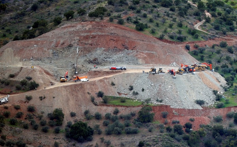 A drill is seen drilling a well at the area where Julen, a Spanish two-year-old boy fell into a deep well six days ago when the family was taking a stroll through a private estate, in Totalan, southern Spain, January 19, 2019 (Reuters Photo)