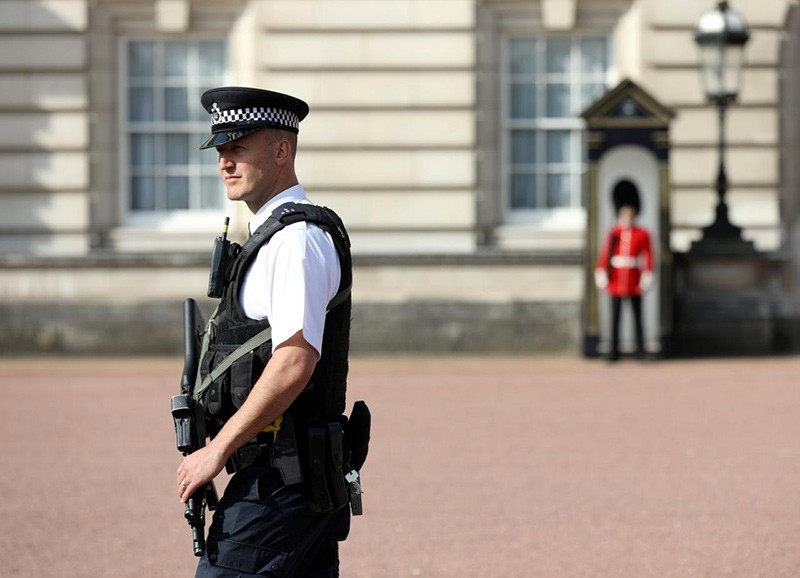 A police officer patrols within the grounds of Buckingham Palace in London, Britain August 26, 2017 (Reuters File Photo)