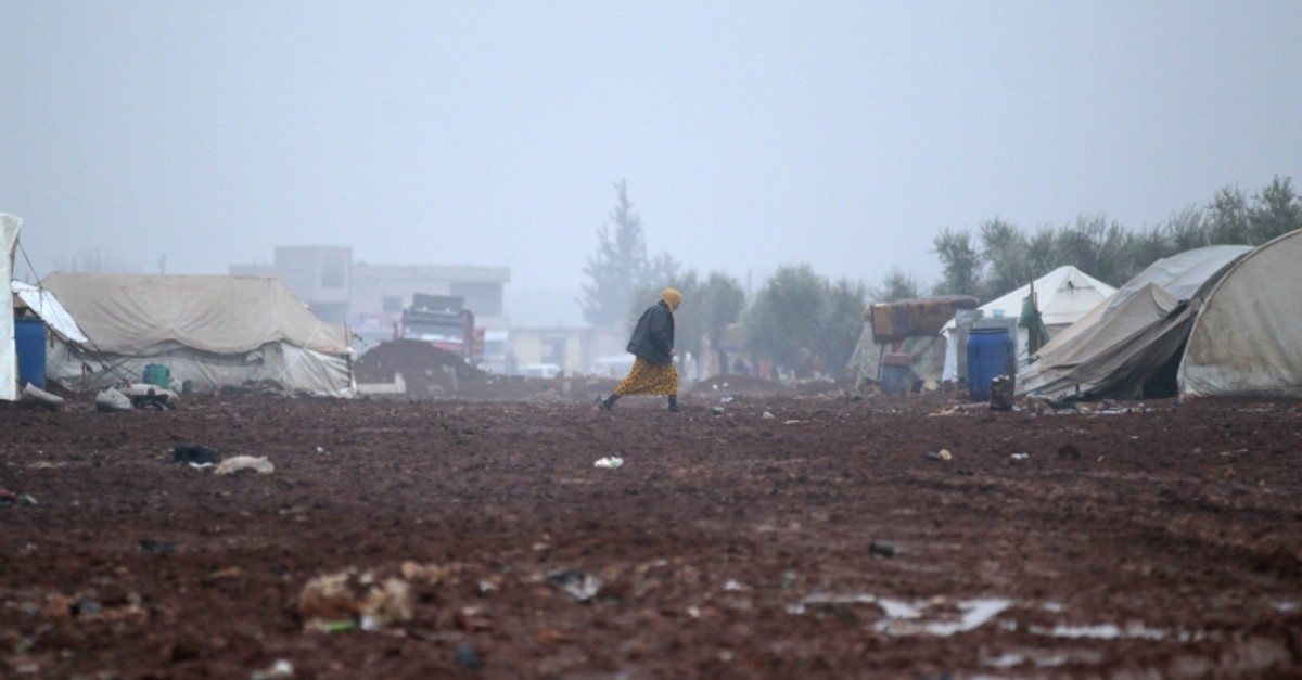 An internally displaced Syrian woman walks in the Bab al-Salam refugee camp, near the Syrian-Turkish border, northern Aleppo province, Syria December 26, 2016.  (Reuters Photo)