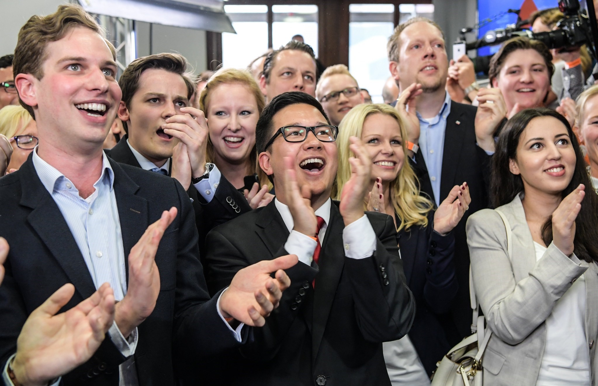 Supporters of Christian Democartic Union (CDU) party react to the first prognosis of the election in North Rhine-Westpahlia in Duesseldorf, Germany, 14 May 2017. (EPA Photo)
