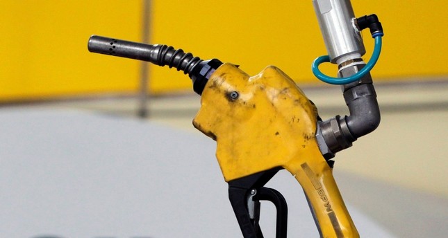 إيران ترفع سعر مادة البنزين وتقنن توزيعها في البلاد