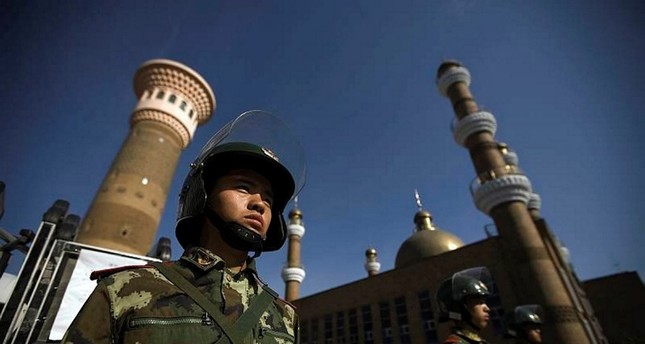 دورية أمنية صينية أمام أحد المساجد في إقليم سنجان من الارشيف
