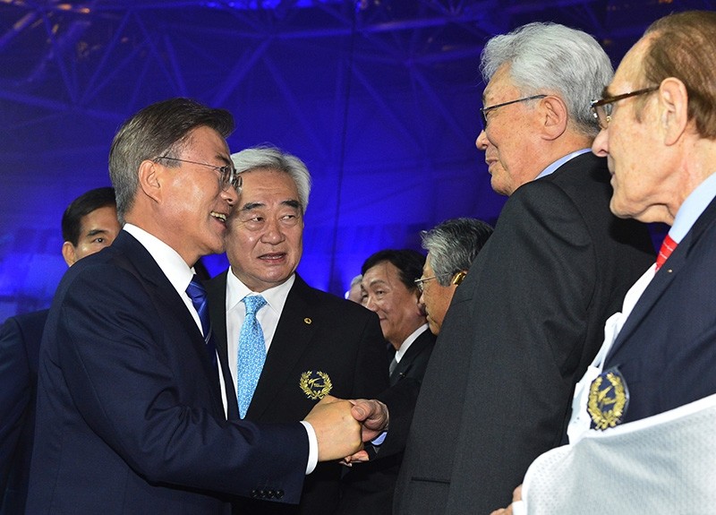 South Korea's President Moon Jae-in (L) shakes hands with a North Korean delegation led by IOC member Chang Ung during the opening ceremony of the World Taekwondo Championships in Muju, South Korea, June 24, 2017. (Kim Ju-hyoung/Yonhap via AP)