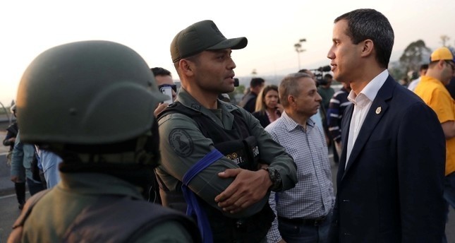 زعيم المعارضة الفنزويلية برفقة بعض الجنود  رويترز