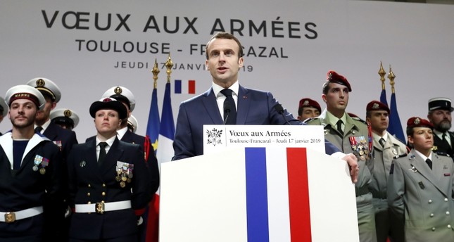 ماكرون أثناء توجيهه إلى القوات المسلحة في قاعدة جوية بمدينة تولوز جنوب غربي فرنسا وكالة الأنباء الفرنسية