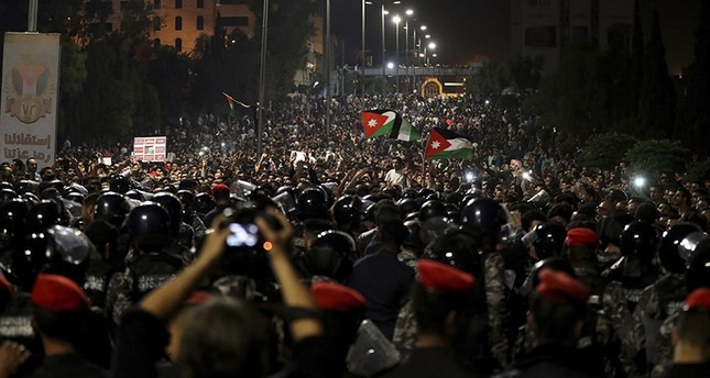 العاهل الأردني يستدعي رئيس وزرائه تمهيداً لاستقالته على خلفية الاحتجاجات