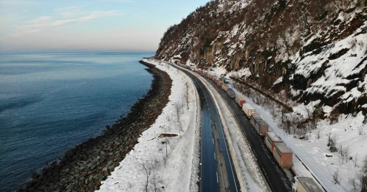 Heavy snowfall also brought truck traffic to a halt at Sarp, a border crossing between Turkey and Georgia. (AA Photo) 