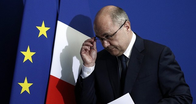 وزير الداخلية الفرنسي يستقيل من منصبه على خلفية فضيحة توظيف بناته
