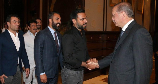 أردوغان يستقبل مجموعة من الفنانين في المجمع الرئاسي
