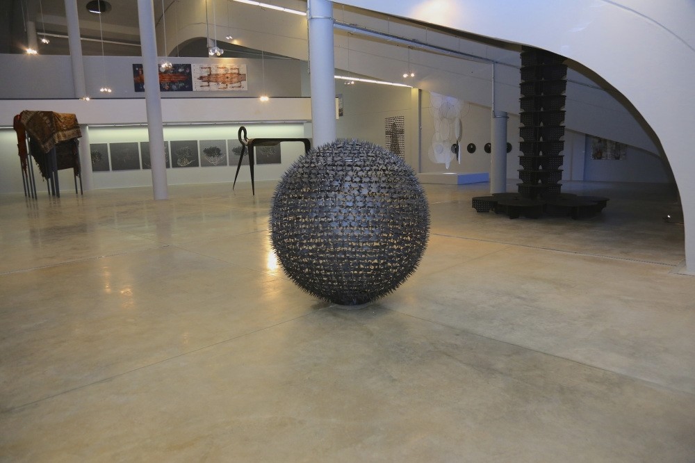 Kou00e7an spoke of the iron hooks fixed on dog collars to protect them from predators and said that in the exhibition there is an up-to-date work consisting of iron hooks scaled up 100 times in reference to the old ones.