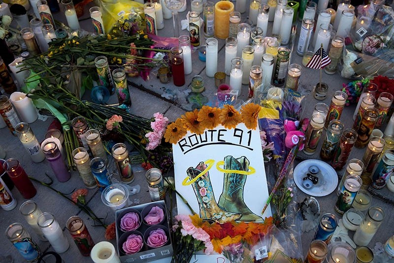 A makeshift memorial for the victims of Sunday night's mass shooting stands at an intersection of the north end of the Las Vegas Strip, October 3, 2017 in Las Vegas, Nevada, U.S. (AFP Photo)