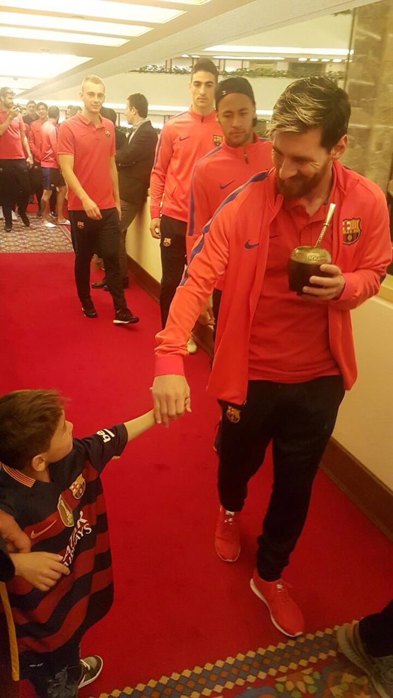 Afghan Boy In Plastic Messi Shirt Finally Meets His Idol Daily Sabah afghan-boy-in-plastic-messi-shirt-finally-meets-his-idol-daily-sabah