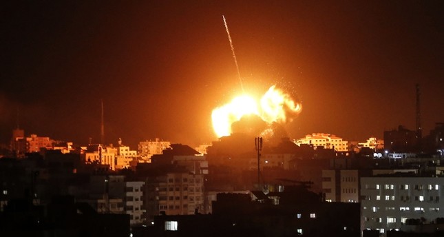 غارات ليلية على غزة وصواريخ على إسرائيل رغم إعلان وقف إطلاق النار