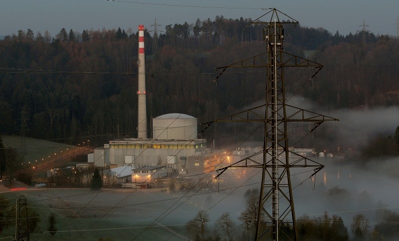 Swiss energy company BKW's Muehleberg nuclear power plant and the fog-covered Aare river are seen in Muehleberg near Bern, Switzerland, April 6, 2018. (Reuters Photo)