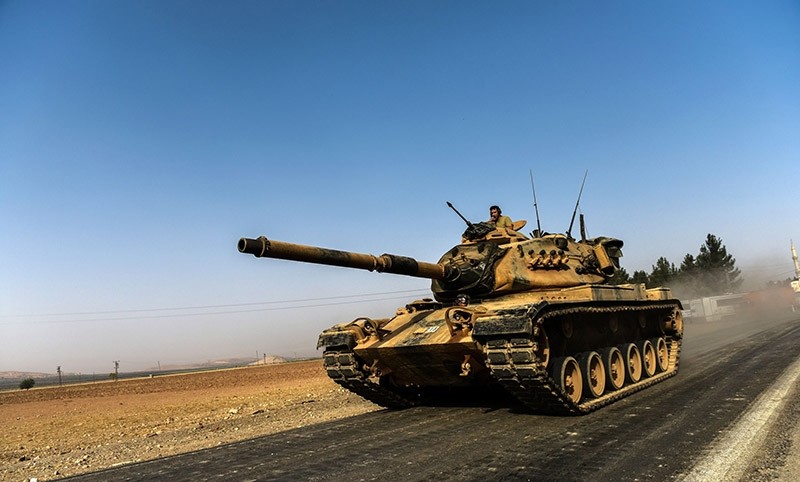 A Turkish army tank drives towards Syria in the Turkish border city of Karkamu0131u015f. (AFP File Photo)