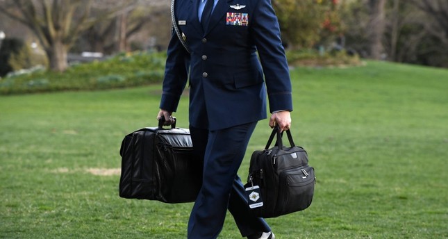 صورة أرشيفية للضابط الذي يحمل حقيبة الشيفرة النووية للرئيس ترامب الفرنسية