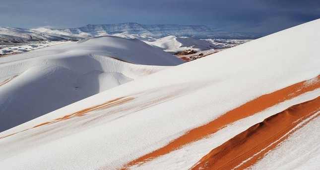 لأول مرة منذ 40 عاماً.. الثلوج تكسو الصحراء الجزائرية