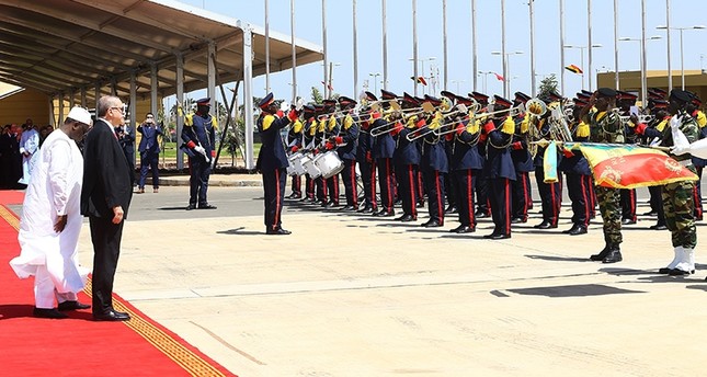 الرئيس السنغالي ماكي سال يودع أردوغان بمطار بليز دياغني، بالعاصمة داكار 2 مارس 2018 الأناضول