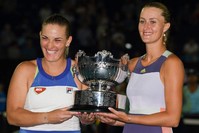 Timea Babos (L) and Kristina Mladenovic pose with the championship trophy, Melbourne, Jan. 31, 2020. (AFP Photo)