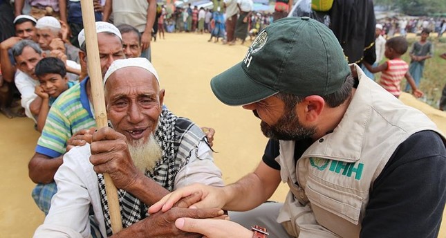 هيئة الإغاثة الإنسانية التركية توزع مساعدات على 30 ألف مسلم أراكاني